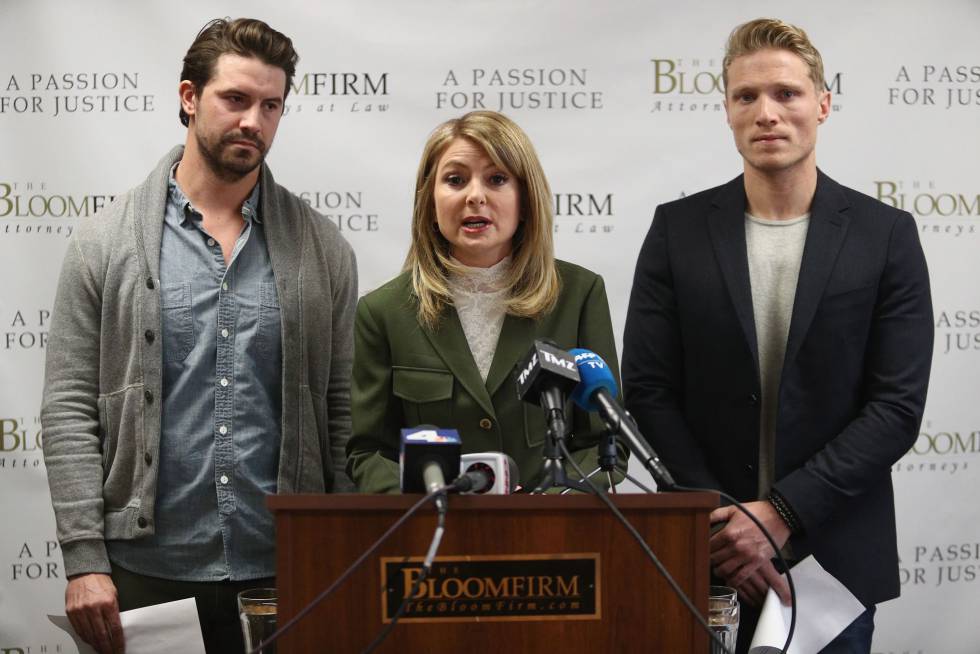 La abogada Lisa Bloom junto a los exmodelos Mark Ricketson (izq.) y Jason Boyce (dcha.) en rueda de prensa sobre las acusaciones de abuso sexual contra el fotógrafo Bruce Weber el martes en California.