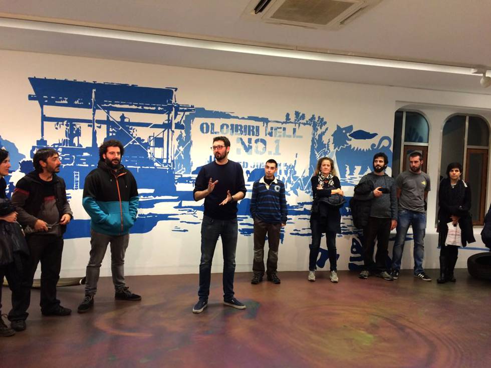 Kike Gómez durante una visita guiada a la exposición.