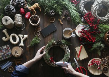 La madera, las velas y el blanco, las estrellas de esta Navidad