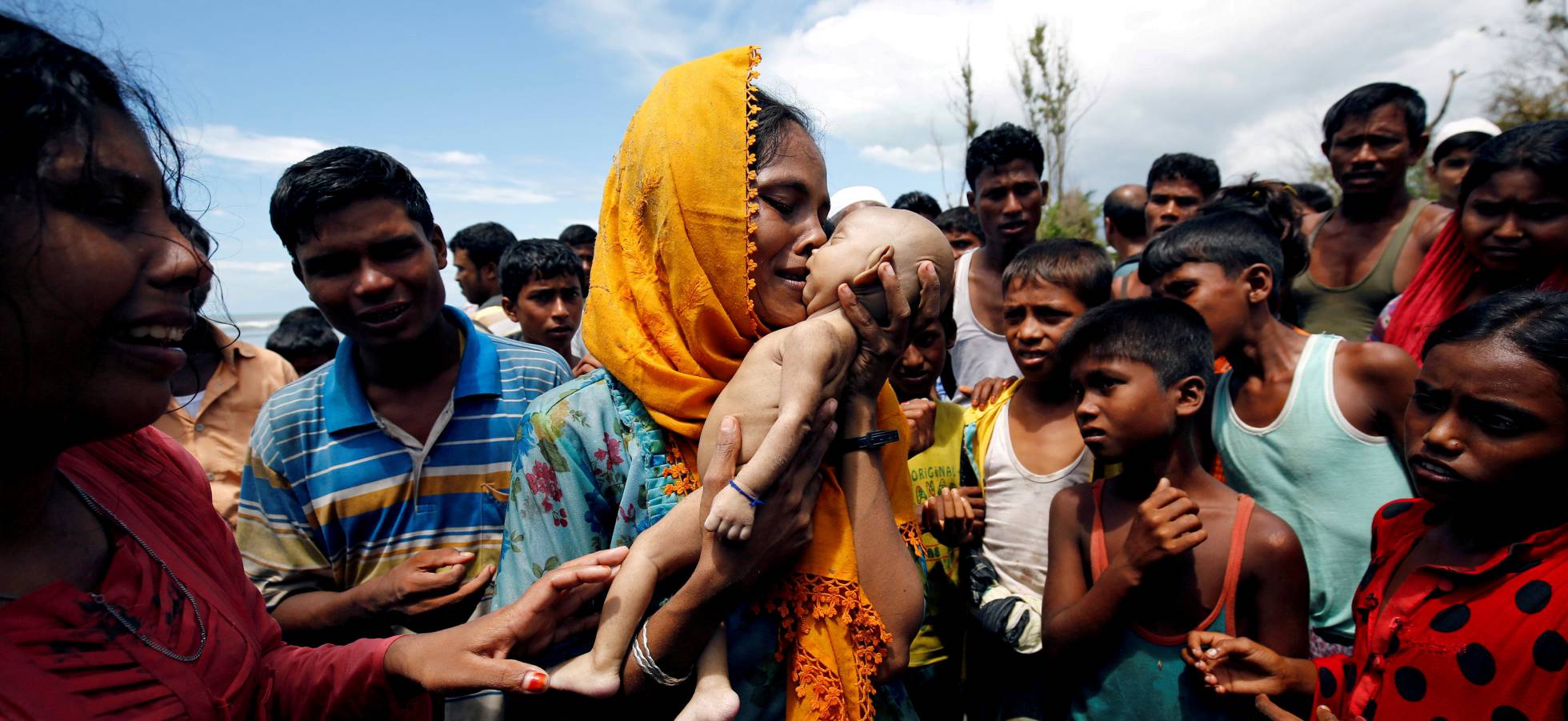 Hamida, refugiada rohingya, llora la muerte de su bebé durante un naufragio cuando intentaban llegar a Bangladés.