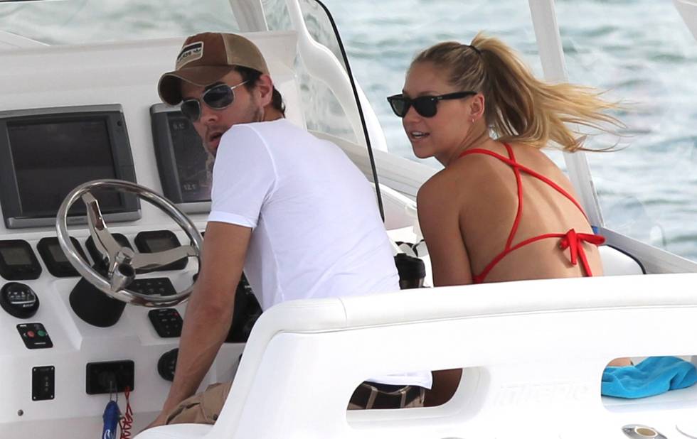Enrique Iglesias y Anna Kournikova, en aguas de Biscayne Bay, Miami, en mayo de 2013.