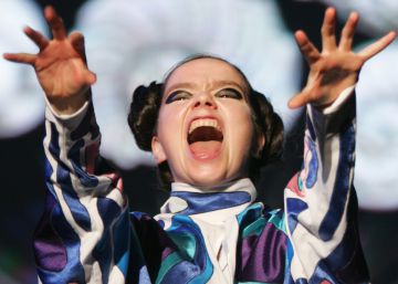 Josh Homme, Björk y otros músicos que agredieron a sus propios fans