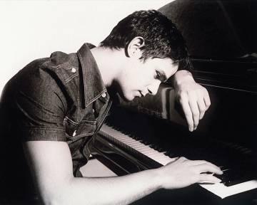 Un retrato de un joven Alejandro Sanz en 1998.
