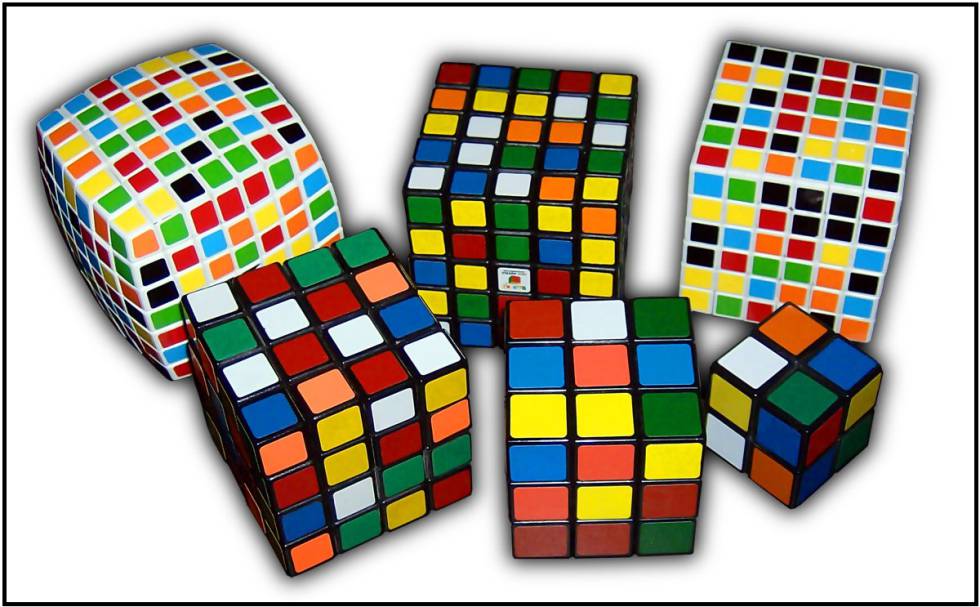 Un cubo de Rubik 3x3x3 y otros de distintos tamaños.
