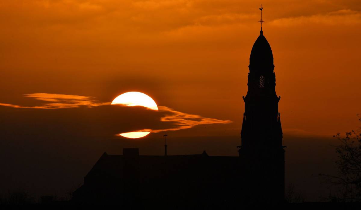 Puesta de sol en Saint-Fiacre-sur-Maine en Francia.