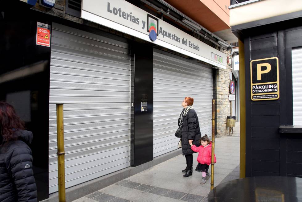 La administración de loterías de La Bruixa D´Or, cerrada el día de la lotería.