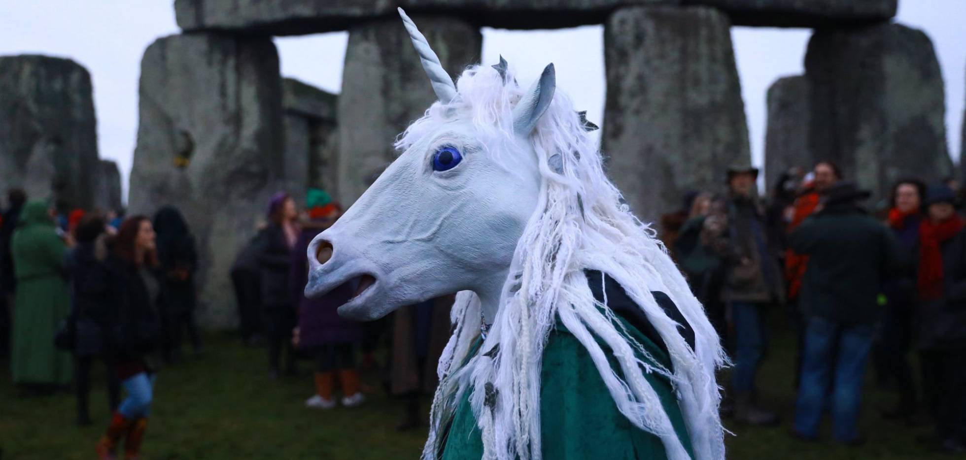 Un participante disfrazado disfruta de las celebraciones del solsticio de invierno en el monumento de Stonehenge en Wiltshire (Reino Unido).