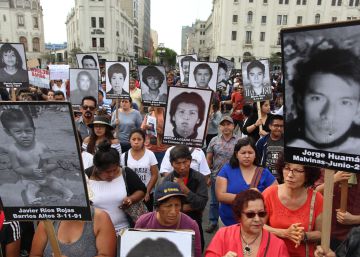 Manifestación en Lima contra el indulto de Alberto Fujimori, en imágenes