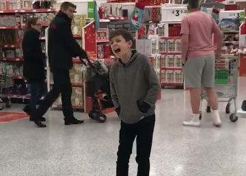El niño autista que canta para recaudar dinero para enfermos mentales