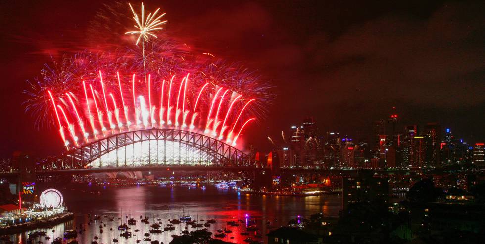 Fogos de artifício para celebrar o Ano Novo em Sidney (Austrália).