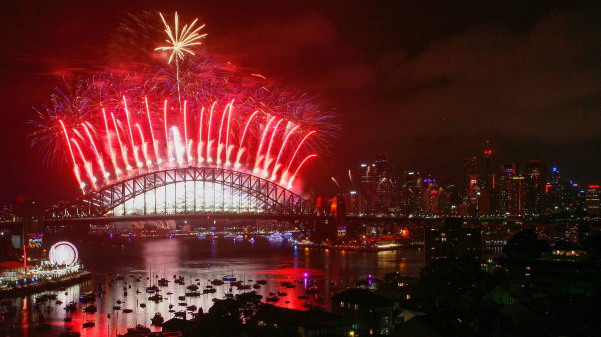 Fuegos artificiales para celebrar el Año Nuevo en Sídney (Australia).rn