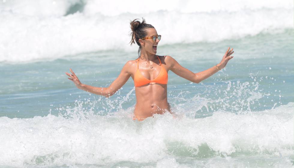 La modelo Alessandra Ambrosio, en una playa de Río.