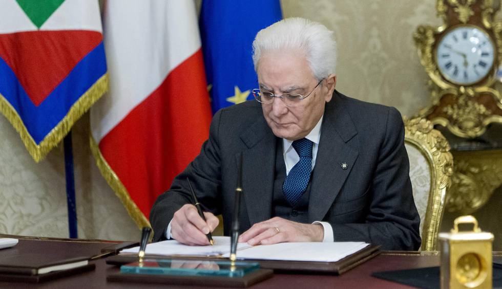 Sergio Mattarella, firmando el decreto por el cual se disuelven las cámaras del Senado y del Congreso de Diputados de Italia, en Roma, Italia.