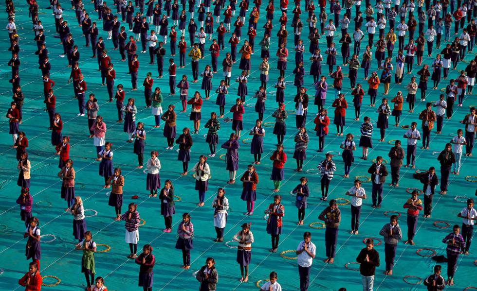 Los escolares asisten a una sesión de yoga en el último día de un campamento de una semana en Ahmedabad (India).