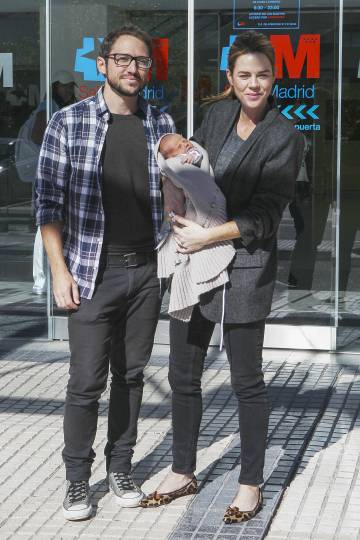 Manuel Martos y su esposa Amelia Bono durante la presentación de su hijo Jaime Martos Bono en Madrid en octubre de 2016.