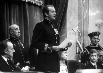 El rey Juan Carlos lee su discurso durante el acto de sanción de la Constitución.
