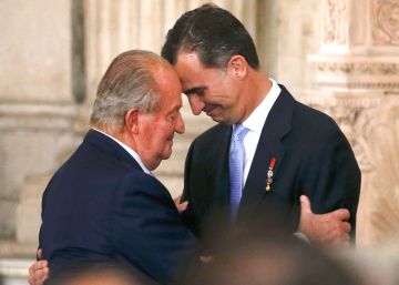 El rey Juan Carlos I saluda a su hijo Felipe durante el acto de abdicación el 18 de junio de 2014.