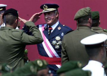 El rey Juan Carlos saluda a los militares en los actos del Día de las Fuerzas Armadas en junio de 2001 en Almería.
