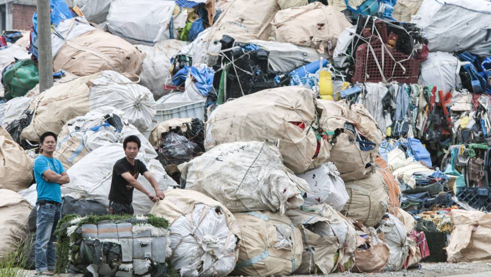 Montanhas de plástico importado esperam a ser recicladas nas instalações de Guiyu.