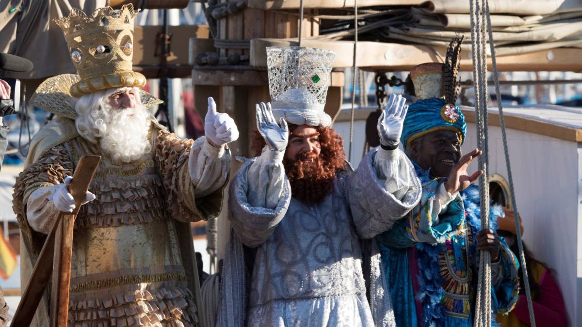 Los Reyes Magos llegan a Barcelona, donde participarán en la tradicional Cabalgata que recorrerá el centro de la Ciudad Condal.