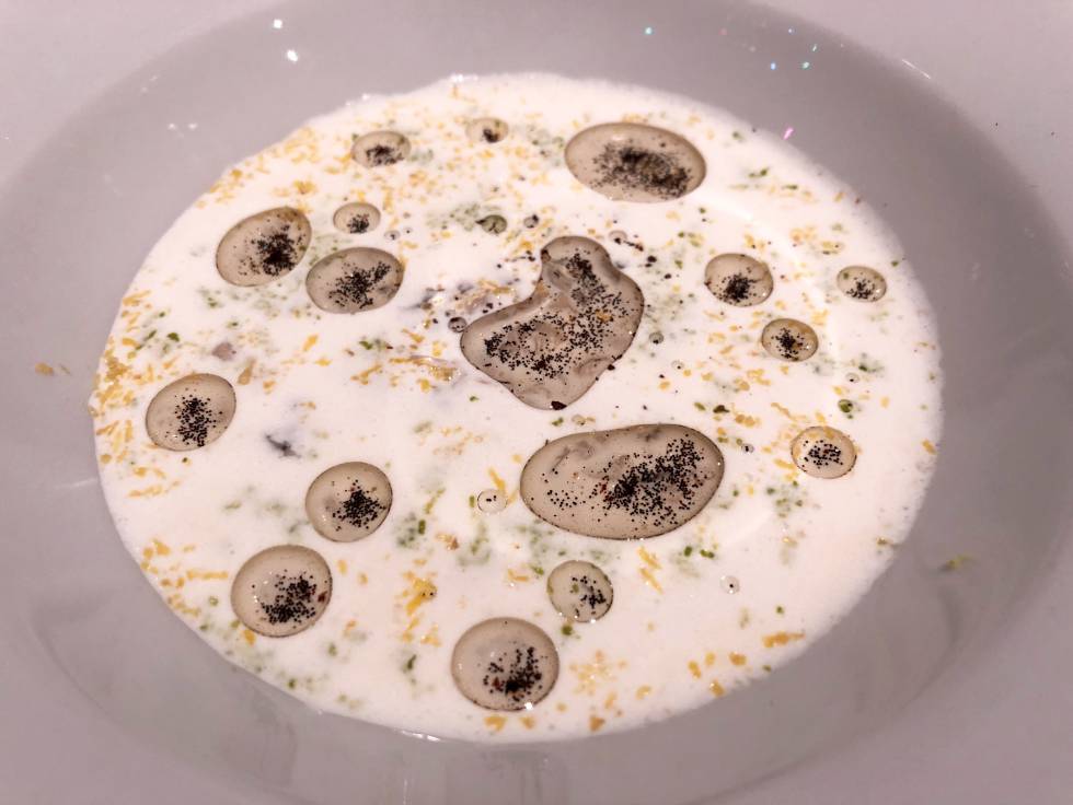 OSTRAS AHUMADAS A LA VAINILLA SOBRE CREMA DE PUERROS CAPEL