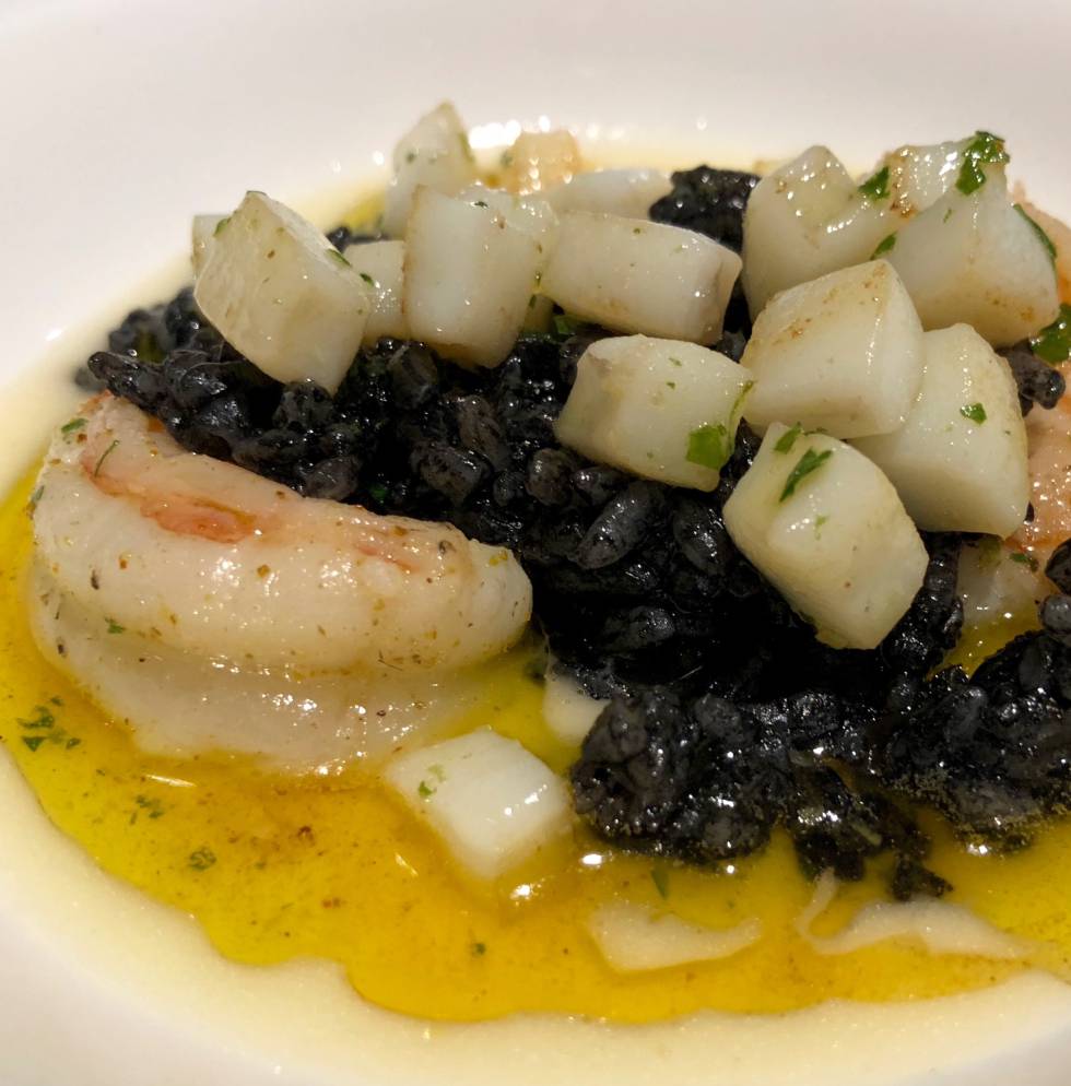 ARROZ NEGRO CON "VELOUTÉ" DE ALGA KOMBU, GAMBETAS AL CURRY Y SEPIAS CON AJO Y JUDÍAS VERDES CAPEL