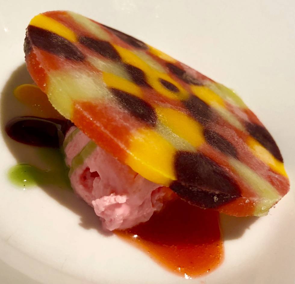 SORBETES DE MANGO, FRESA, MORA Y KIWI SOBRE ESPUMA DE CHOCOLATE BLANCO, AGUA DE ROSAS Y LICHI CAPEL