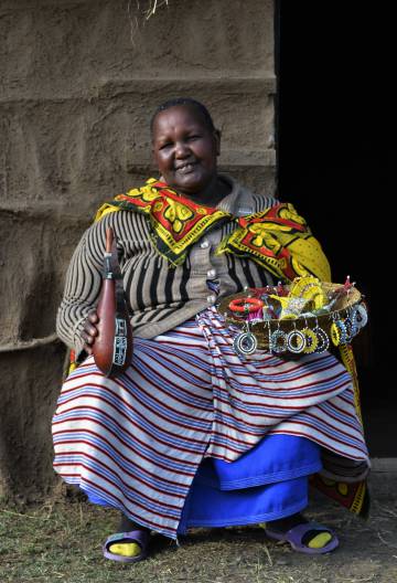 La másai Martha Daudi, de 66 años, es una antigua mutiladora. En una mano lleva la calabaza donde guardaba la leche con la que limpiaba la zona antes de mutilar. En la otra, sujeta los abalorios que hace ahora para ganarse la vida.
