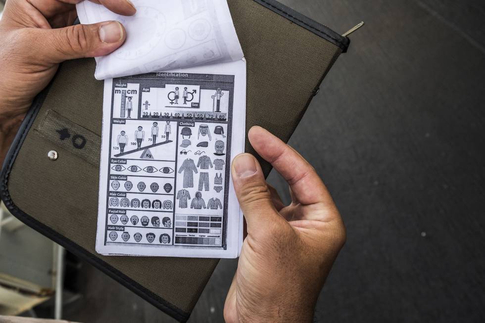Manual de los militares para ayudar en la identificación.
