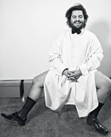 Brays Efe lleva camisa Juun.J, zapatos y pajarita De Fursac y calcetines Falke.