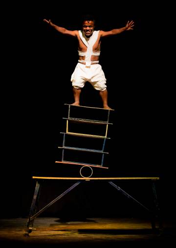 Berhanu durante una de sus actuaciones como parte de la troupe de Fekat Circus.