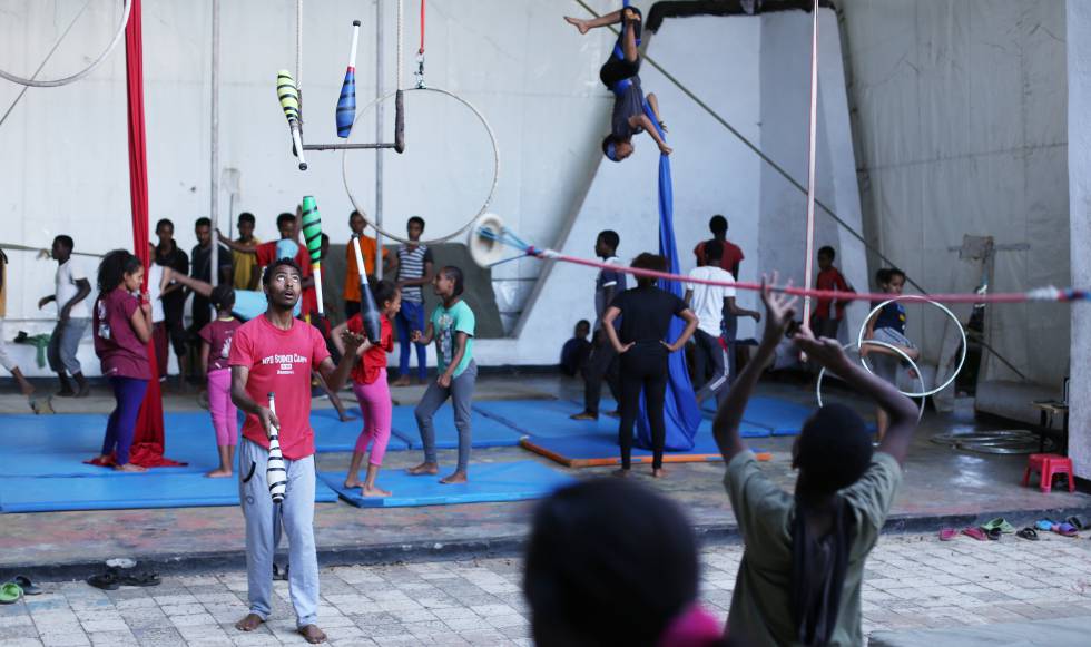 Decenas de jóvenes acuden a las clases que organiza Fekat Circus en la capital de Etiopía.