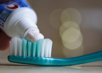 Reino Unido prohíbe los microplásticos en los cosméticos
