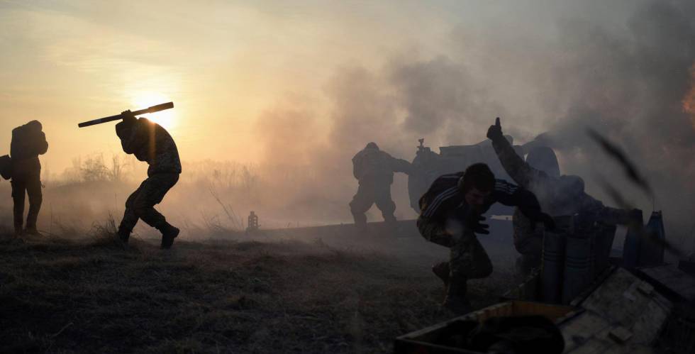 Militares ucranianos disparan un obús cerca de Novoluhanske (Ucrania)