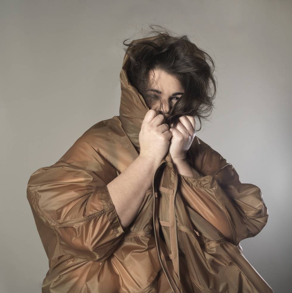 Lidia López Miguel: Editora. 34 años. Talla 50. “De adolescente, cuando iba de compras siempre acababa llorando porque toda la ropa que había era de señora. No entendía por qué no podía vestirme como mis amigas”. Parka de Cos.