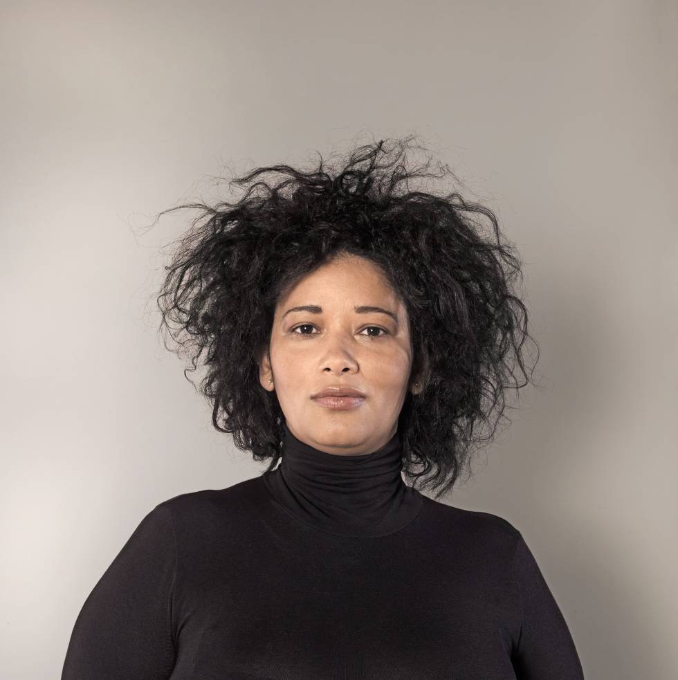 Fior Pimentel Pujol: Empleada doméstica. 35 años. Talla 46. “En República Dominicana, de donde yo vengo, las mujeres exhiben con alegría y libertad sus curvas. No tienen tantos complejos como aquí”. Bodi de Wolford.