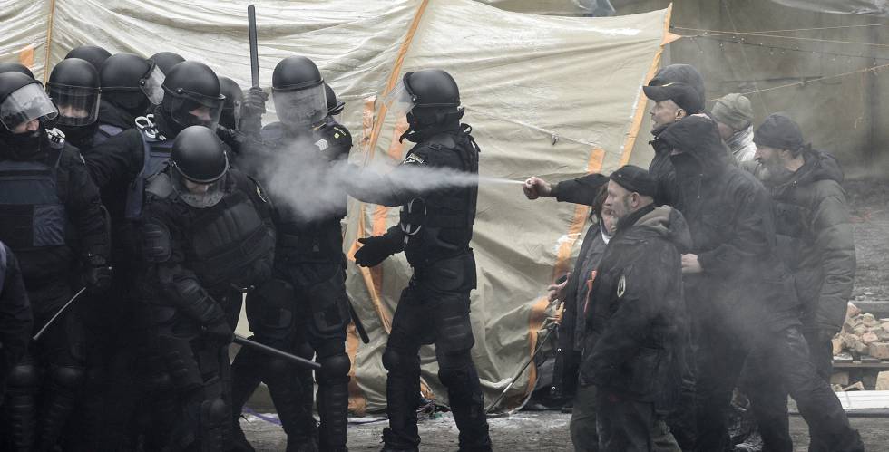 Manifestantes durante una protesta frente al Parlamento en Kiev (Ucrania).