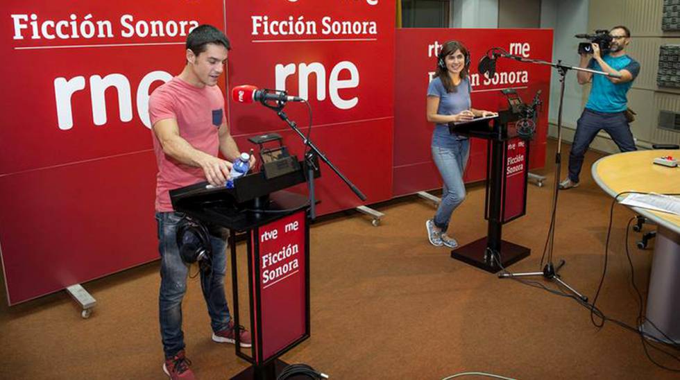 Alejo Sauras y Carolina Alba durante el proceso de grabación del podcast Bienvenido a la pasarela, el podcast transmedia de la serie 'Estoy vivo'.