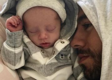 Enrique Iglesias y Anna Kournikova posan con sus mellizos