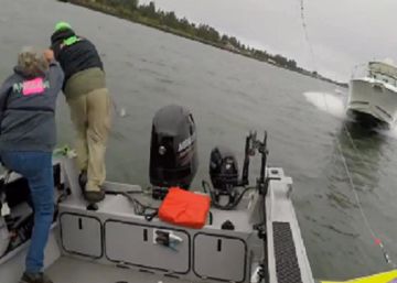 Unos pescadores salvan la vida por segundos arrollados por una lancha
