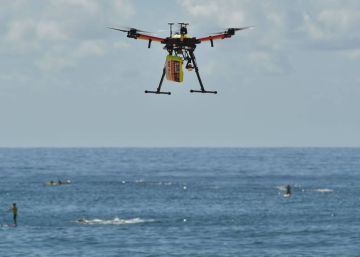 Un dron rescata a dos bañistas atrapados por el oleaje en Australia