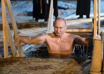Putin se baña en aguas heladas para celebrar la Epifanía ortodoxa