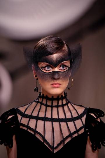 Máscaras y anifaces en el desfile de Dior primaveraverano 2018.