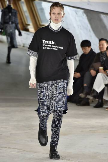 La camiseta con mensaje contra la posverdad de Sacai era la guinda de un desfile híbrido, defensor de la