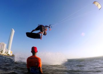 Surf, como gancho; educación, como objetivo