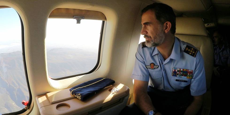 Felipe VI a bordo del un helicóptero que le traslada a Gran Canaria.
