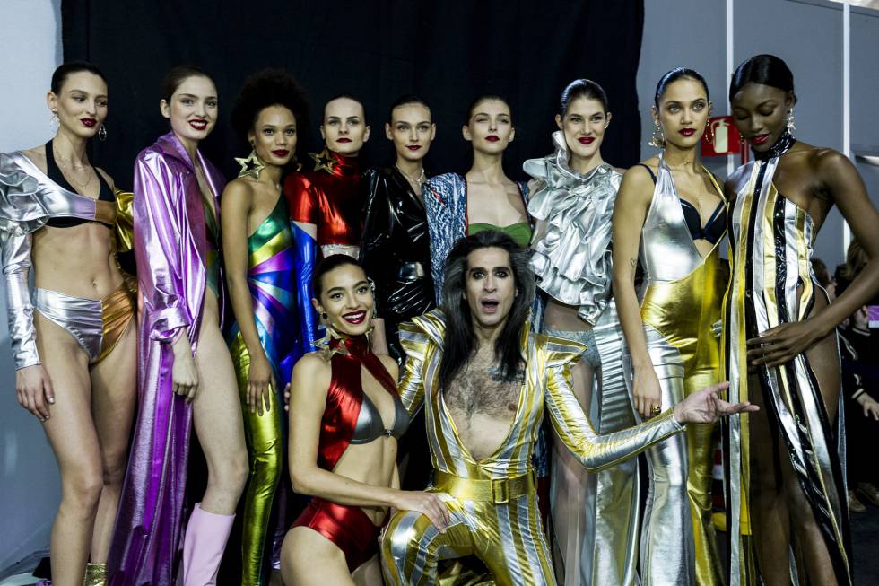 Mario Vaquerizo con varias de las modelos del desfile de Andrés Sardá en el backstage.