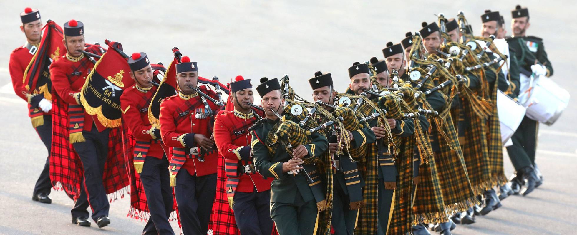 Miembros de la banda de música de las Fuerzas Armadas indias participan en la ceremonia militar de la Retirada de Tropas en Nueva Delhi.