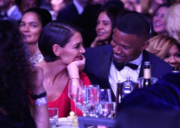 Jamie Foxx y Katie Holmes pasean su amor en los Grammy