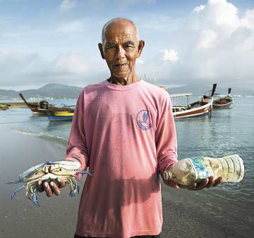 Ecoalf se alía con pescadores tailandeses para recoger plástico de sus playas.
